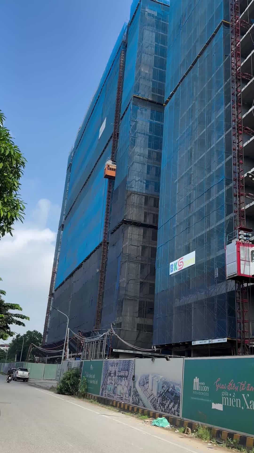 BÁN SHOPHOUSE MELODY TOÀ NO4 – TẦNG 1+2 (CHÂN ĐẾ), DIỆN TÍCH 221.96M² – ĐÃ ĐÓNG 75% 📍 Vị trí: Shophouse Melody, Tòa NO4 🏢 Tầng: 1 + 2 (shophouse chân đế) 📐 Diện tích sổ: 221,96m² – xây 2 tầng hoàn chỉnh 💰 Giá bán: 77 triệu/m² 🔖 Tổng giá trị: ~17.09 tỷ