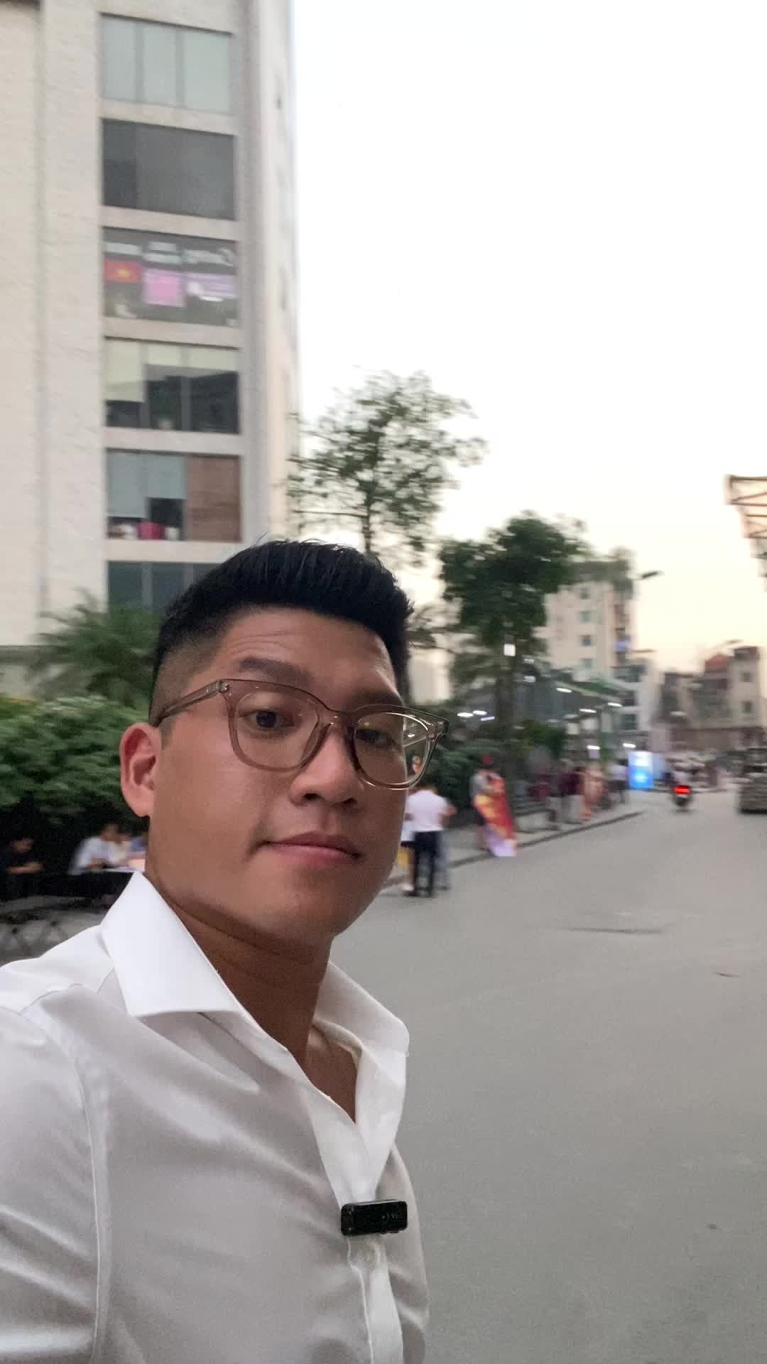 Quá rẻ! Chỉ 98tr/m2 căn hộ Thanh Xuân mặt đường Vành Đai 2.5 Toà xịn 5 hầm, bể bơi riêng, sảnh cao 10m Full nội thất có cả tủ quần áo, tủ lạnh, bếp,..  Căn 2 ngủ Vip 90m2 chỉ nhỉnh 8 tỷ Căn 3 ngủ góc 103m2 chỉ 9,4 tỷ Nhận nhà sớm cuối năm nay