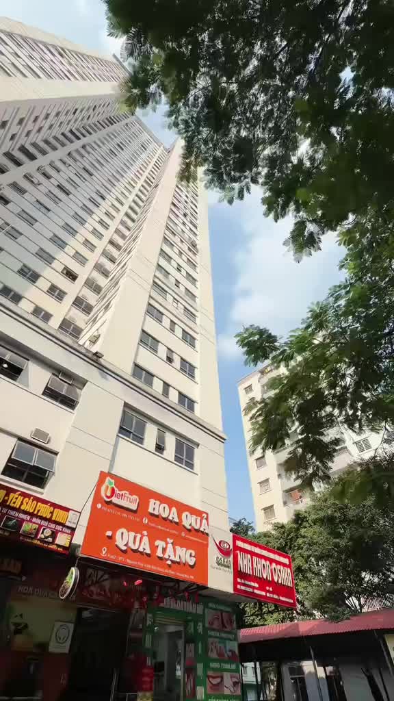 🔥 CĂN GÓC 3PN VP3 LINH ĐÀM – ĐẸP NHƯ HOA HẬU 🔥  🏡  – chính chủ ▫️ 72m² – 3PN – 2VS – căn góc 3 thoáng ▫️ View hồ – tầng đẹp – ở cực sướng  🔑 Full nội thất – xách vali về ở 📕 Sổ đỏ chính chủ  💰 Giá: 6,390 tỷ – BAO TOÀN BỘ PHÍ  📌 Đẹp như Hoa Hậu