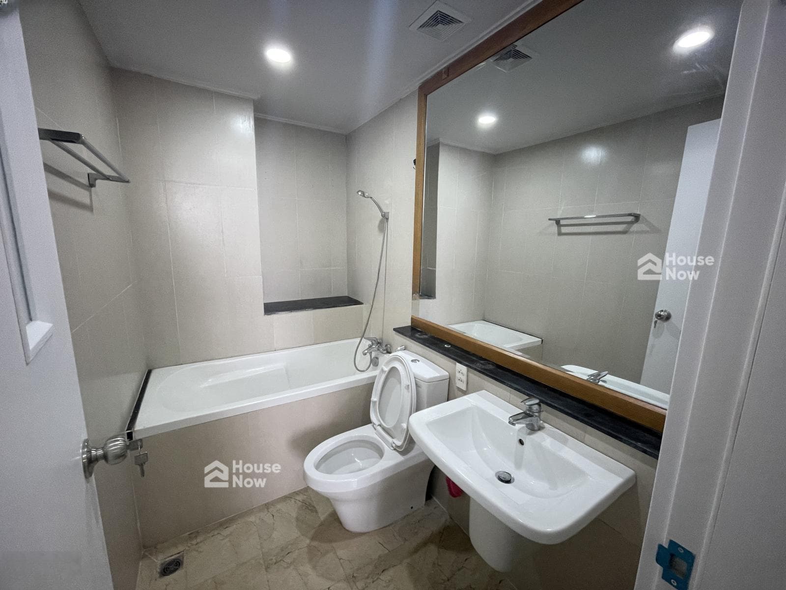 Cần bán nhanh căn hộ Usilk City DT 100m2 gồm 3PN, 2WC, tầng trung hoàn thiện đẹp, có slot ô tô. - ảnh 1